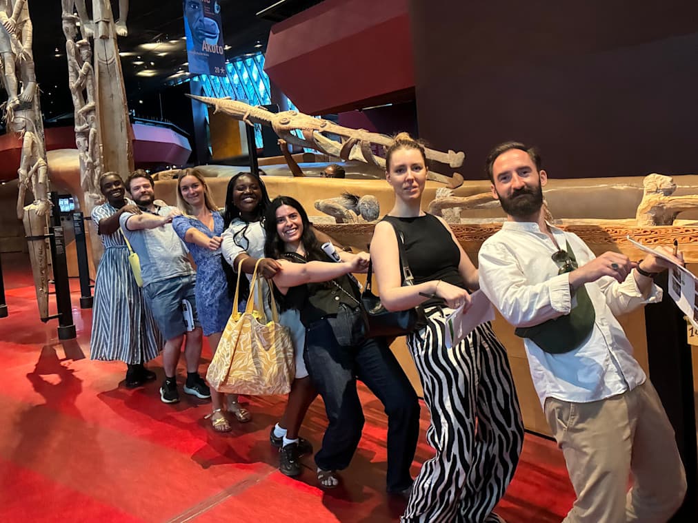 Équipes découvrant les arts et civilisations du monde team building original au musée du Quai Branly.